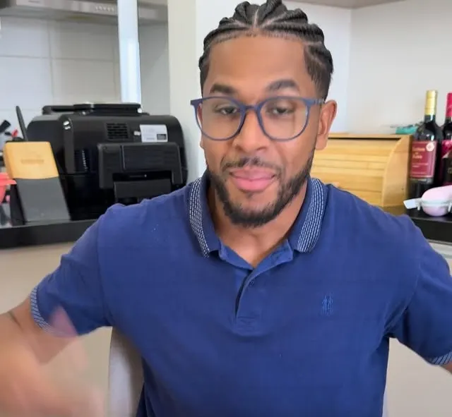 Wesley à mesa com o prato montado