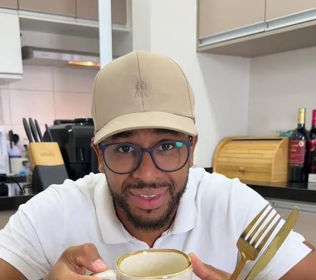 Wesley com uma xícara de café