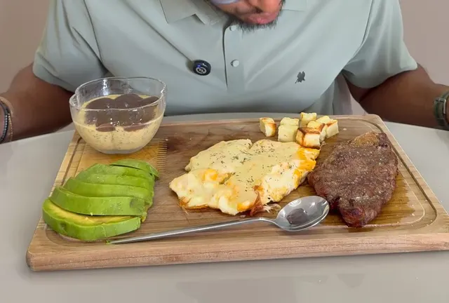 Tábua com carne, ovos e abacate