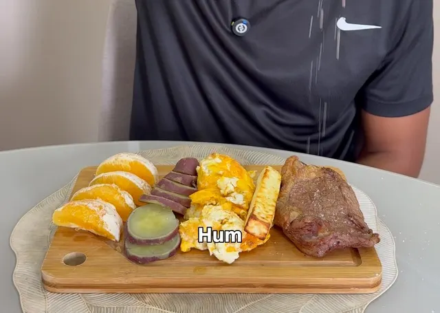 Tábua com mamão, ovos e carne