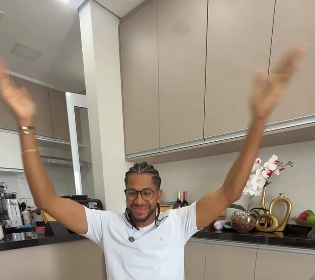 Wesley comemorando na cozinha