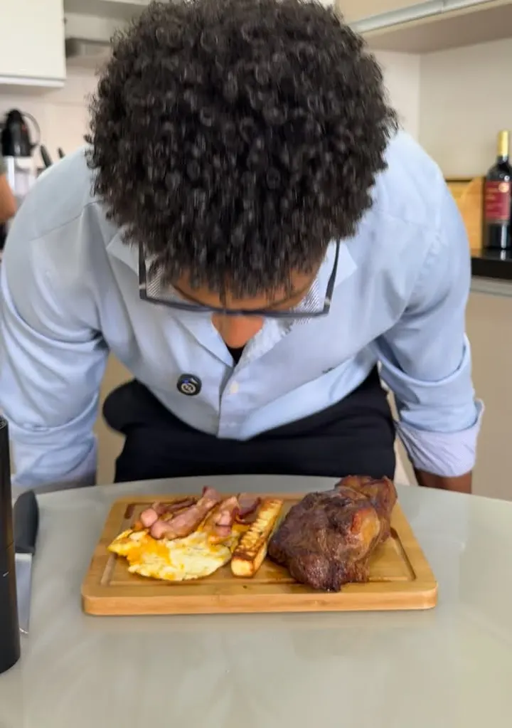 Prato do Wesley: carne, ovos e bacon na tábua