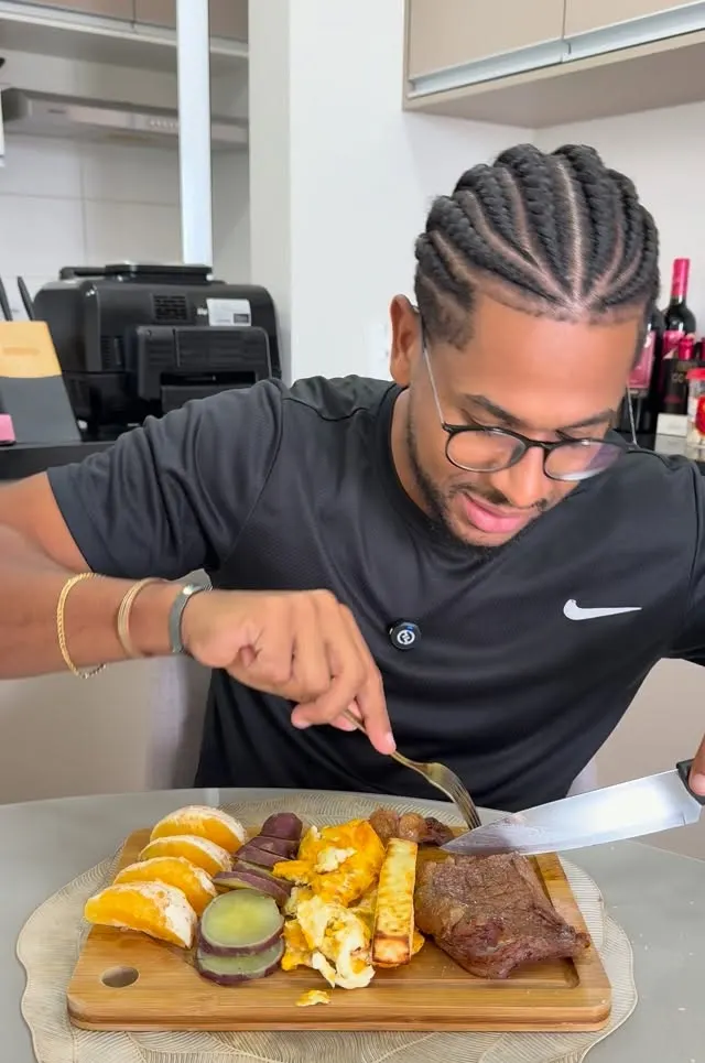 Wesley cortando a carne