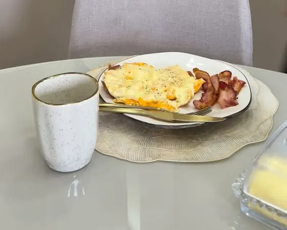 Prato com omelete e bacon