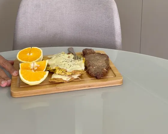 Tábua com laranja, ovos e carne