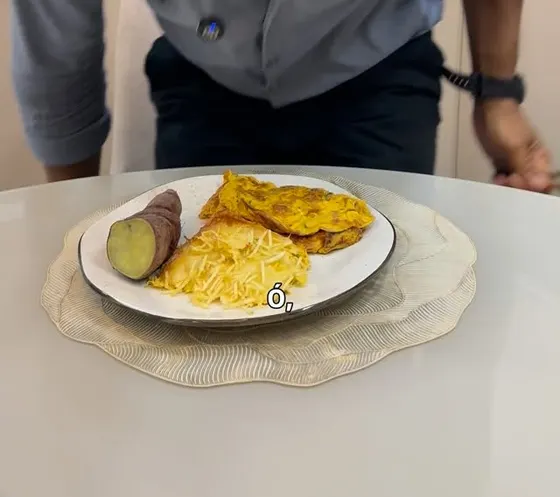 Prato com batata-doce e omelete